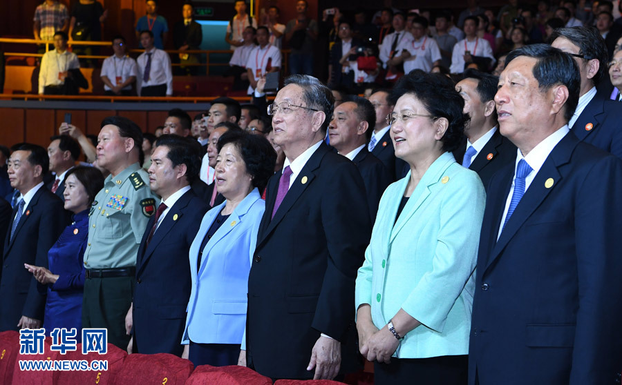 8月7日，慶祝內(nèi)蒙古自治區(qū)成立70周年文藝晚會《贊歌》在內(nèi)蒙古烏蘭恰特大劇院舉行。中共中央政治局常委、全國政協(xié)主席、中央代表團團長俞正聲和各族各界干部群眾等共約1300人觀看演出。新華社記者 張領(lǐng) 攝