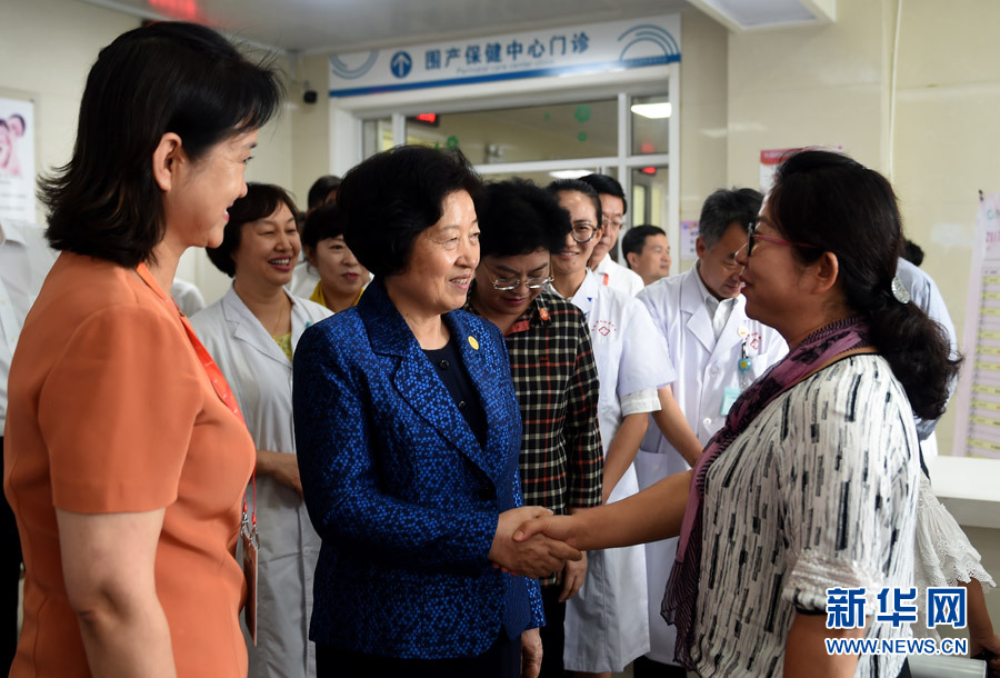 8月9日，中共中央政治局委員、中央統(tǒng)戰(zhàn)部部長、中央代表團(tuán)副團(tuán)長孫春蘭率中央代表團(tuán)三分團(tuán)，先后赴內(nèi)蒙古自治區(qū)烏海市、阿拉善盟看望各族干部群眾。這是孫春蘭在烏海市婦兒醫(yī)療預(yù)防保健中心同患者親切交談。新華社記者 任軍川 攝