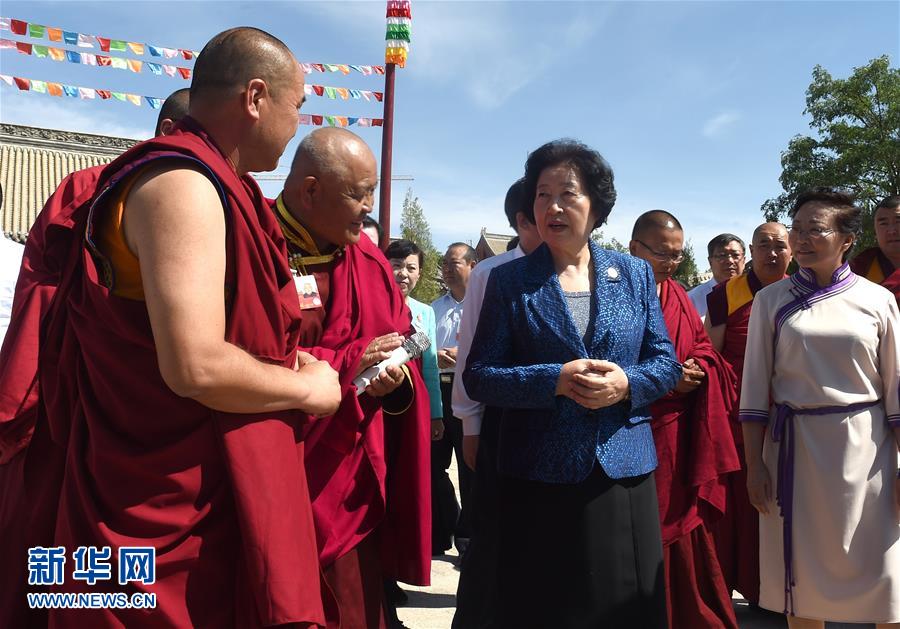 8月10日，中共中央政治局委員、中央統(tǒng)戰(zhàn)部部長、中央代表團副團長孫春蘭率中央代表團三分團繼續(xù)在內(nèi)蒙古自治區(qū)阿拉善盟看望慰問，把以習近平同志為核心的黨中央的親切關(guān)懷和全國各族人民的美好祝福帶給阿拉善各族各界干部群眾。這是孫春蘭在佛教寺廟延福寺考察。新華社記者 任軍川 攝