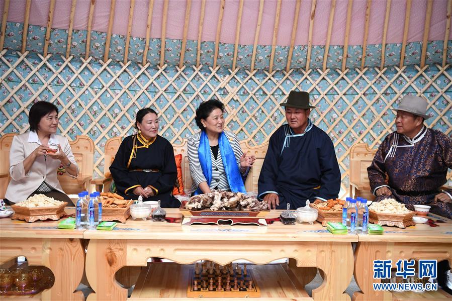 8月10日，中共中央政治局委員、國(guó)務(wù)院副總理、中央代表團(tuán)副團(tuán)長(zhǎng)劉延?xùn)|率中央代表團(tuán)二分團(tuán)來(lái)到呼倫貝爾，把以習(xí)近平同志為核心的黨中央的親切關(guān)懷和全國(guó)人民的美好祝福帶給當(dāng)?shù)馗髯甯刹咳罕?。這是劉延?xùn)|在呼倫貝爾市陳巴爾虎旗與當(dāng)?shù)啬撩裼H切交談。新華社記者 連振 攝