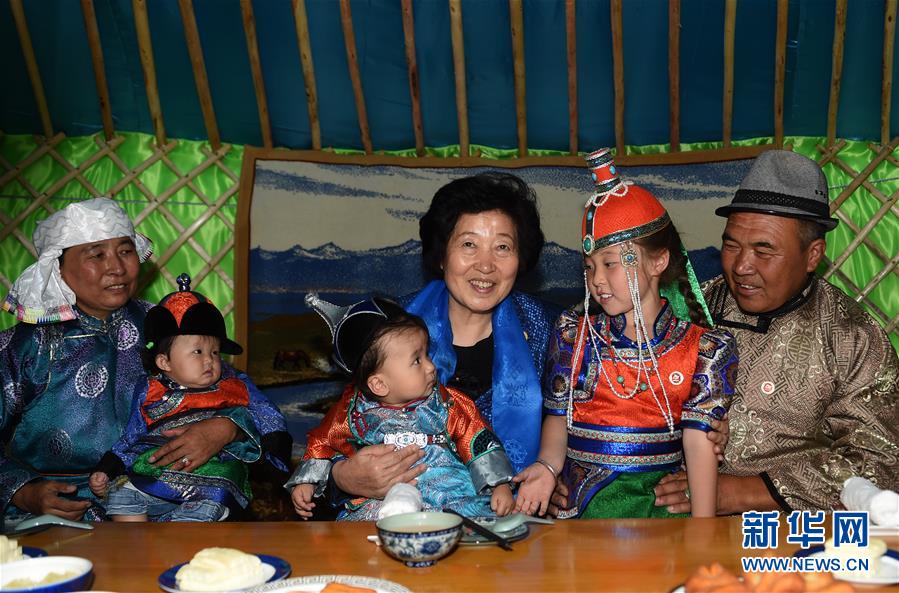8月11日，帶著以習近平同志為核心的黨中央的親切關(guān)懷和全國各族人民的美好祝福，中共中央政治局委員、中央統(tǒng)戰(zhàn)部部長、中央代表團副團長孫春蘭率中央代表團三分團在錫林郭勒盟看望各族干部群眾，共同慶祝內(nèi)蒙古自治區(qū)成立70周年。這是孫春蘭在錫林浩特市寶力根蘇木牧民巴&middot;巴特爾（右一）家中看望。新華社記者 任軍川 攝