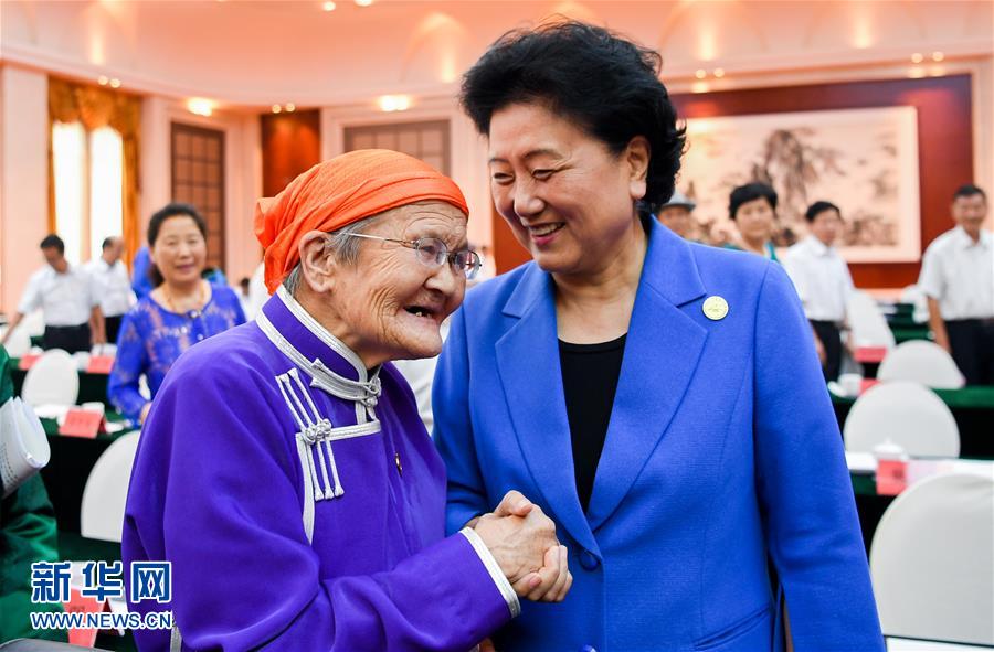 8月11日，中共中央政治局委員、國務院副總理、中央代表團副團長劉延東率中央代表團二分團，看望慰問烏蘭察布各族干部群眾，轉達以習近平同志為核心的黨中央的親切關懷和全國人民的美好祝愿。這是劉延東在出席烏蘭察布市慶祝內蒙古自治區(qū)成立70周年座談會后，與&ldquo;草原母親&rdquo;都貴瑪親切交談。新華社記者 連振 攝