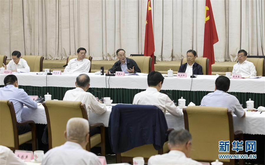 9月3日至5日，中共中央政治局常委、中央紀(jì)委書記、中央巡視工作領(lǐng)導(dǎo)小組組長(zhǎng)王岐山在湖南省調(diào)研并主持召開巡察工作座談會(huì)。這是9月4日，王岐山在長(zhǎng)沙主持召開巡察工作座談會(huì)。新華社記者 王曄 攝
