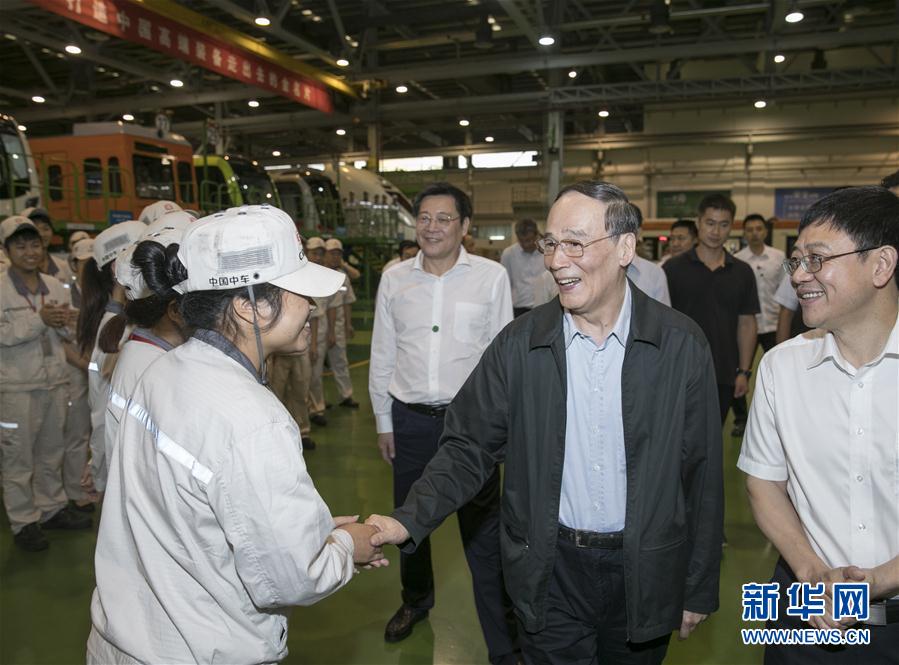 9月3日至5日，中共中央政治局常委、中央紀(jì)委書記、中央巡視工作領(lǐng)導(dǎo)小組組長(zhǎng)王岐山在湖南省調(diào)研并主持召開巡察工作座談會(huì)。這是9月4日，王岐山到中國中車株洲電力機(jī)車有限公司考察。新華社記者 王曄 攝
