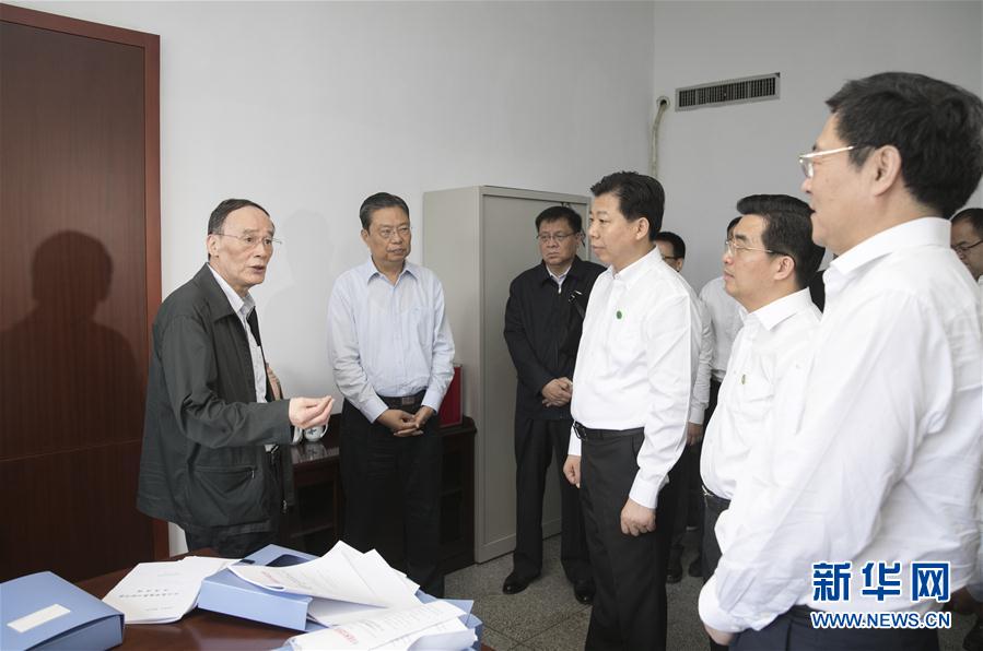 9月3日至5日，中共中央政治局常委、中央紀(jì)委書記、中央巡視工作領(lǐng)導(dǎo)小組組長(zhǎng)王岐山在湖南省調(diào)研并主持召開巡察工作座談會(huì)。這是9月4日，王岐山來到株洲市委巡察辦看望巡察干部。新華社記者 王曄 攝
