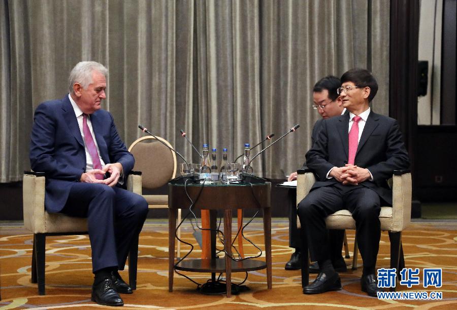 9月11日，在塞爾維亞首都貝爾格萊德，習(xí)近平主席特使、中共中央政治局委員、中央政法委書記孟建柱（右）會(huì)見(jiàn)塞爾維亞前總統(tǒng)尼科利奇（左）。新華社記者王慧娟攝