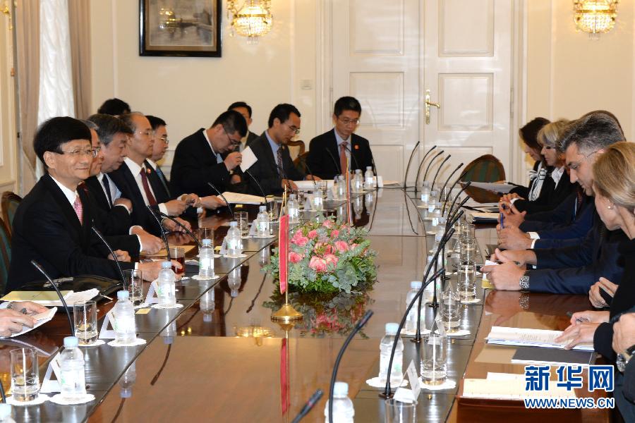 9月12日，克羅地亞總理普連科維奇（右二）在首都薩格勒布會見到訪的習(xí)近平主席特使、中共中央政治局委員、中央政法委書記孟建柱（左一）。新華社記者高磊攝