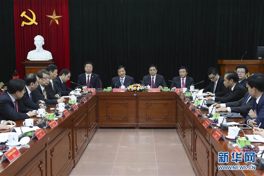 應(yīng)越南共產(chǎn)黨邀請，中共中央政治局常委、中央書記處書記劉云山9月18日至19日對越南進(jìn)行正式訪問。這是9月19日，劉云山在越共中央政治局委員范明政陪同下考察胡志明國家政治學(xué)院，并與曾赴華考察交流的越方學(xué)員代表進(jìn)行座談。 新華社記者龐興雷 攝