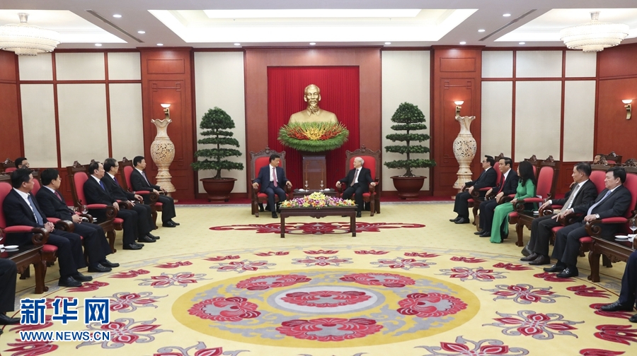 應(yīng)越南共產(chǎn)黨邀請，中共中央政治局常委、中央書記處書記劉云山9月18日至19日對越南進(jìn)行正式訪問。這是9月18日，劉云山在河內(nèi)會見越共中央總書記阮富仲。 新華社記者 龐興雷 攝