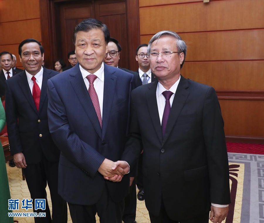 應(yīng)越南共產(chǎn)黨邀請，中共中央政治局常委、中央書記處書記劉云山9月18日至19日對越南進(jìn)行正式訪問。這是9月18日，劉云山在河內(nèi)與越共中央政治局委員陳國旺舉行會談。 新華社記者 龐興雷 攝