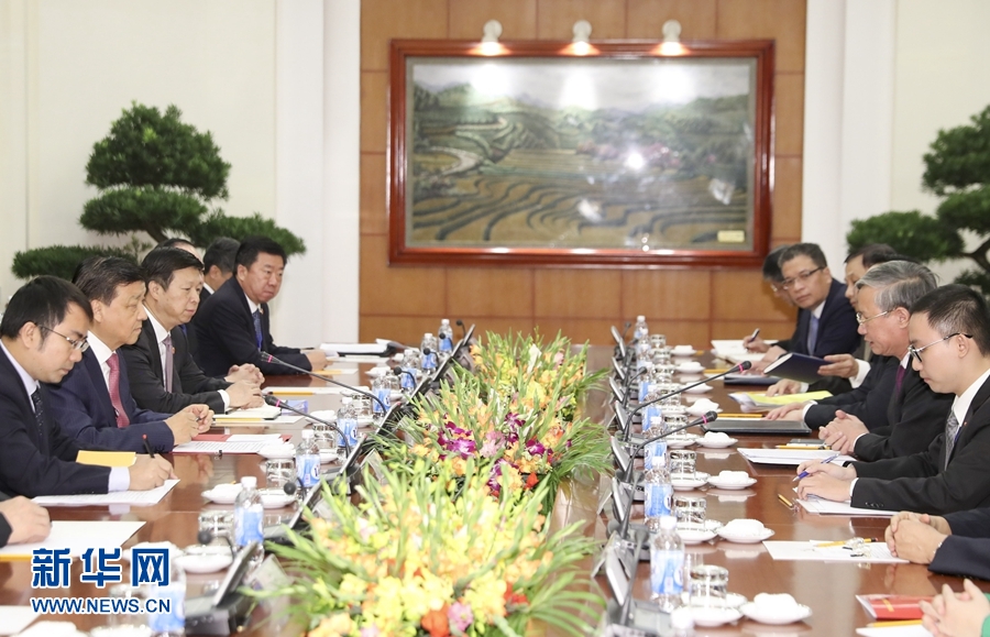 應(yīng)越南共產(chǎn)黨邀請，中共中央政治局常委、中央書記處書記劉云山9月18日至19日對越南進(jìn)行正式訪問。這是9月18日，劉云山在河內(nèi)與越共中央政治局委員陳國旺舉行會談。 新華社記者 丁林 攝