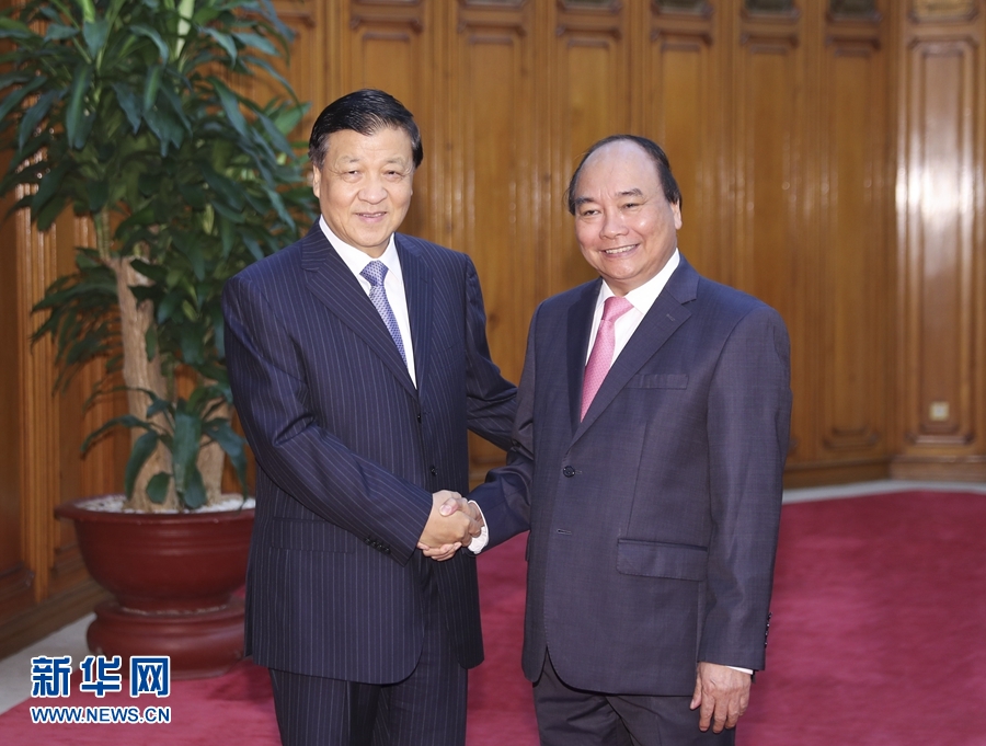 應(yīng)越南共產(chǎn)黨邀請，中共中央政治局常委、中央書記處書記劉云山9月18日至19日對越南進(jìn)行正式訪問。這是9月19日，劉云山在河內(nèi)會見越南總理阮春福。 新華社記者 丁林 攝