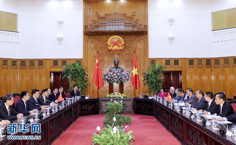 應(yīng)越南共產(chǎn)黨邀請，中共中央政治局常委、中央書記處書記劉云山9月18日至19日對越南進(jìn)行正式訪問。這是9月19日，劉云山在河內(nèi)會見越南總理阮春福。 新華社記者 丁林 攝