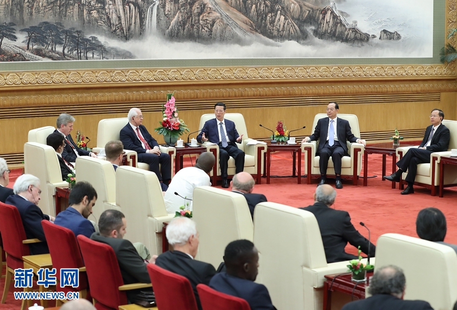 9月21日，中共中央政治局常委、國(guó)務(wù)院副總理張高麗在北京人民大會(huì)堂會(huì)見來(lái)華參加2017&ldquo;一帶一路&rdquo;媒體合作論壇的外方代表并回答大家關(guān)心的問(wèn)題。新華社記者王曄攝 