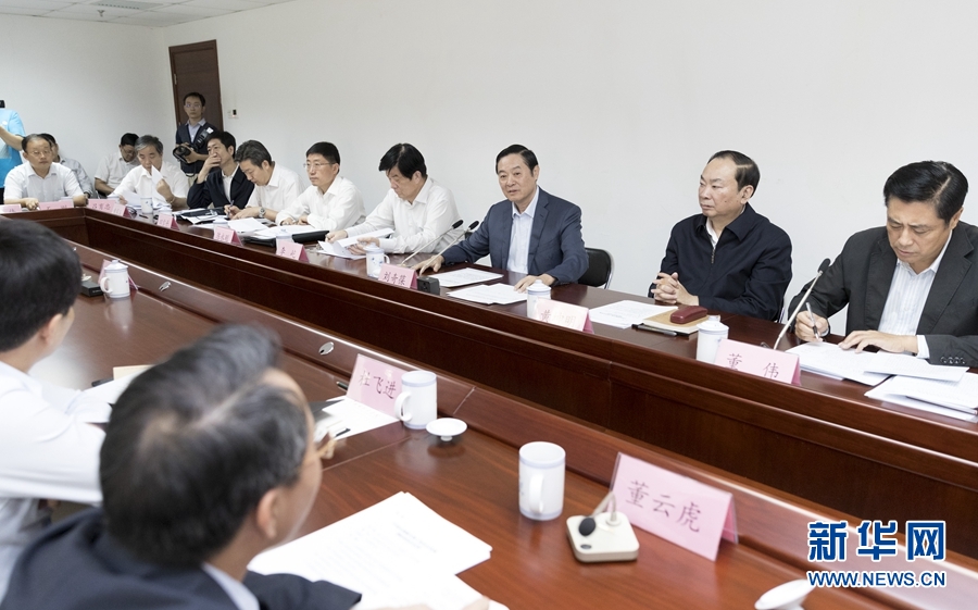 9月22日，中共中央政治局委員、中央書記處書記、中宣部部長(zhǎng)劉奇葆在北京調(diào)研京劇像音像工程情況。這是劉奇葆與有關(guān)方面負(fù)責(zé)同志座談交流。新華社記者 丁海濤 攝