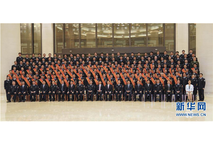9月22日，&ldquo;熱血鑄劍&middot;丹心衛(wèi)民&rdquo;全國公安百佳刑警推選活動揭曉儀式在北京舉行。中共中央政治局委員、中央政法委書記孟建柱會見當(dāng)選民警并觀看揭曉儀式。國務(wù)委員、公安部部長郭聲琨參加會見并觀看揭曉儀式。新華社記者 殷剛 攝