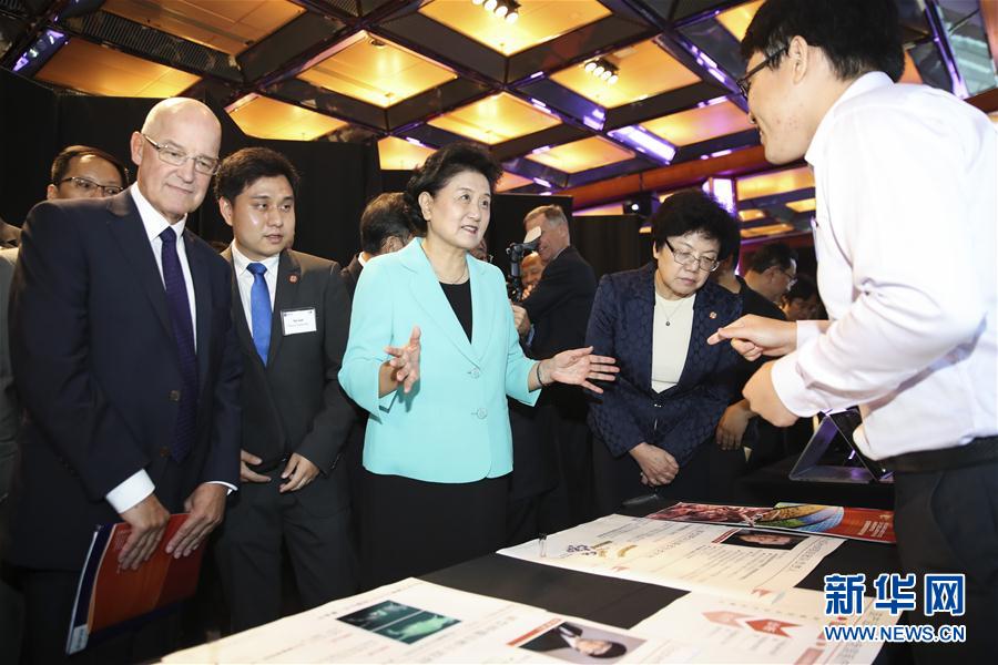 9月25日，在美國紐約，國務(wù)院副總理劉延?xùn)|（中）在紐約大學(xué)校長漢密爾頓（前左一）的陪同下參觀中美兩國青年創(chuàng)客產(chǎn)品展示。國務(wù)院副總理劉延?xùn)|25日在美國紐約大學(xué)出席中美創(chuàng)客峰會(huì)暨中美青年創(chuàng)客中心啟動(dòng)儀式并講話。新華社記者 王迎 攝