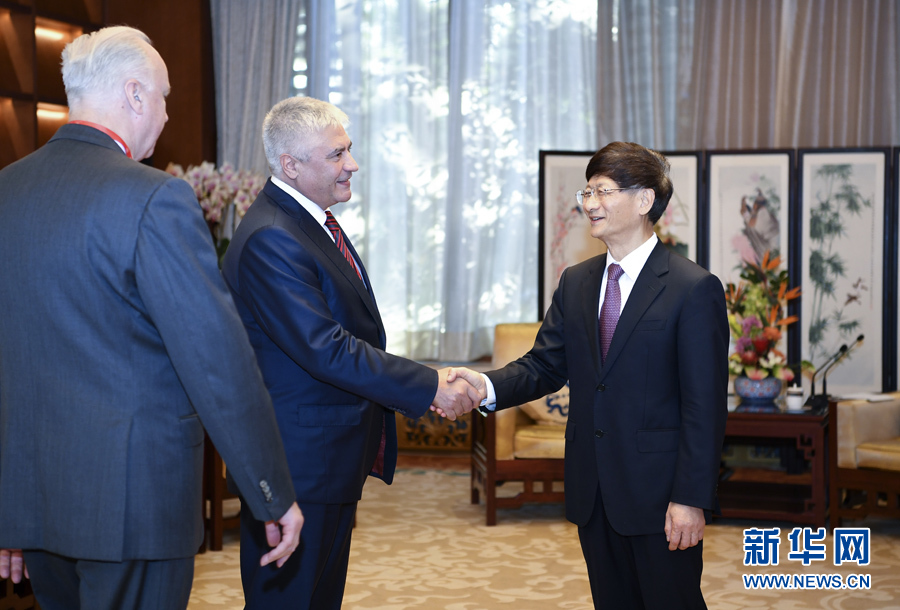 9月26日，中共中央政治局委員、中央政法委書記孟建柱在北京會見來華出席國際刑警組織第86屆全體大會的俄羅斯內務部長科洛科利采夫（左二）和俄聯(lián)邦調查委員會主席巴斯特雷金（左一）。新華社記者 張領 攝 