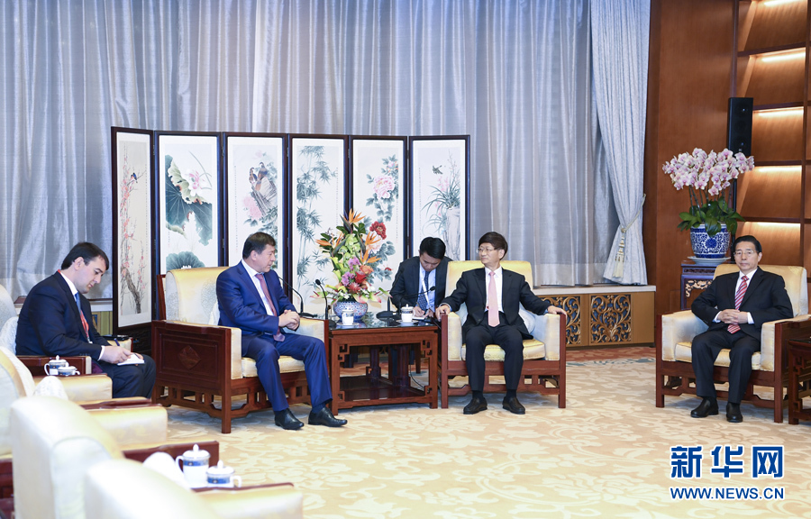 9月26日，中共中央政治局委員、中央政法委書記孟建柱在北京會見來華出席國際刑警組織第86屆全體大會的塔吉克斯坦內務部長拉希姆佐達。國務委員、公安部部長郭聲琨參加有關會見。新華社記者 張領 攝
