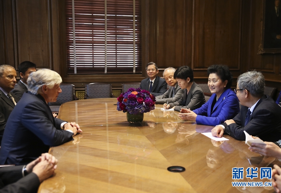 當(dāng)?shù)貢r(shí)間9月26日，國(guó)務(wù)院副總理劉延?xùn)|在紐約哥倫比亞大學(xué)出席中美大學(xué)校長(zhǎng)與智庫(kù)論壇并發(fā)表主旨演講。這是論壇開(kāi)始前，國(guó)務(wù)院副總理劉延?xùn)|（右二）會(huì)見(jiàn)哥倫比亞大學(xué)校長(zhǎng)博林格（左）。新華社記者 王迎 攝