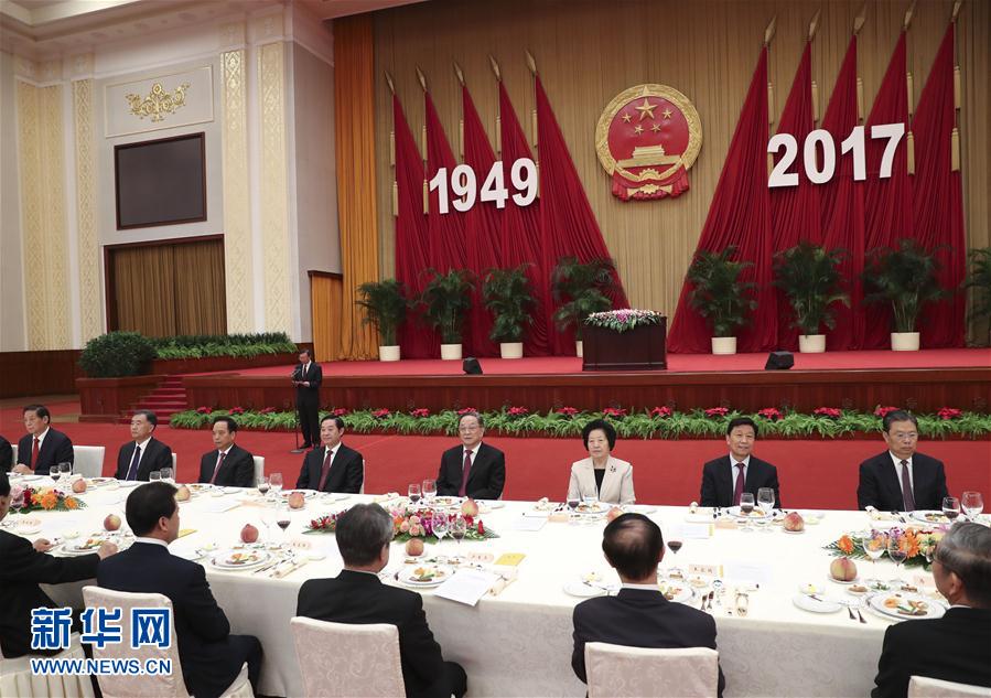 9月28日，全國政協(xié)辦公廳、中共中央統(tǒng)戰(zhàn)部、國務(wù)院僑辦、國務(wù)院港澳辦、國務(wù)院臺辦在北京人民大會堂聯(lián)合舉行國慶招待會。中共中央政治局常委、全國政協(xié)主席俞正聲與2800多名港澳臺僑各界代表歡聚一堂，慶祝中華人民共和國成立68周年。這是俞正聲在招待會上致辭。新華社記者 龐興雷 攝