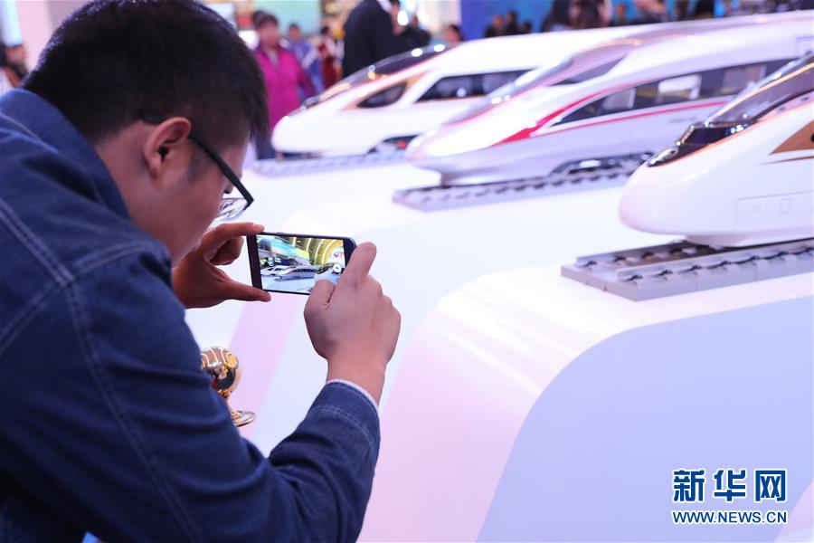 （十九大時(shí)光&middot;圖文互動(dòng)）（2）向著夢(mèng)想，奮進(jìn)！&mdash;&mdash;來(lái)自&ldquo;砥礪奮進(jìn)的五年&rdquo;大型成就展現(xiàn)場(chǎng)的報(bào)道 