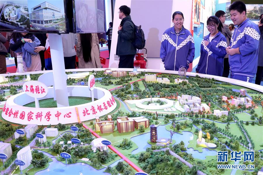 （十九大時(shí)光&middot;圖文互動(dòng)）（4）向著夢(mèng)想，奮進(jìn)！&mdash;&mdash;來(lái)自&ldquo;砥礪奮進(jìn)的五年&rdquo;大型成就展現(xiàn)場(chǎng)的報(bào)道 