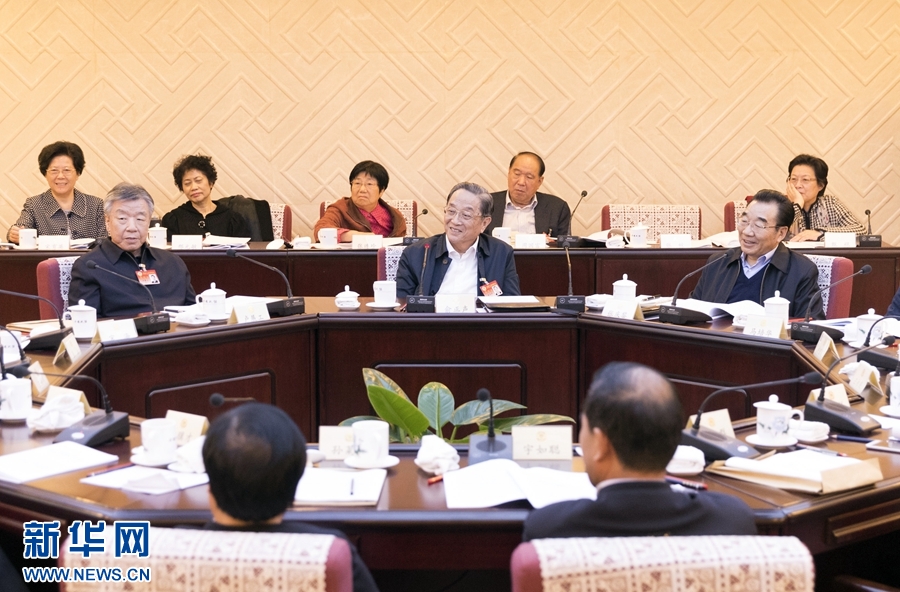 10月30日，政協(xié)第十二屆全國委員會常務委員會第二十三次會議舉行分組討論，與會人員圍繞深入學習貫徹中共十九大精神認真討論，積極建言獻策。全國政協(xié)主席俞正聲參加討論。新華社記者 丁海濤 攝