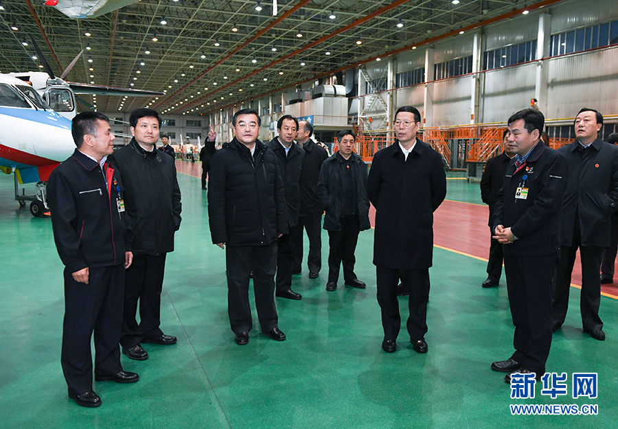11月14日至15日，國務(wù)院副總理張高麗在黑龍江調(diào)研。這是11月14日，張高麗到哈爾濱飛機(jī)工業(yè)集團(tuán)有限責(zé)任公司了解國有老企業(yè)轉(zhuǎn)型升級情況。 新華社記者 高潔 攝