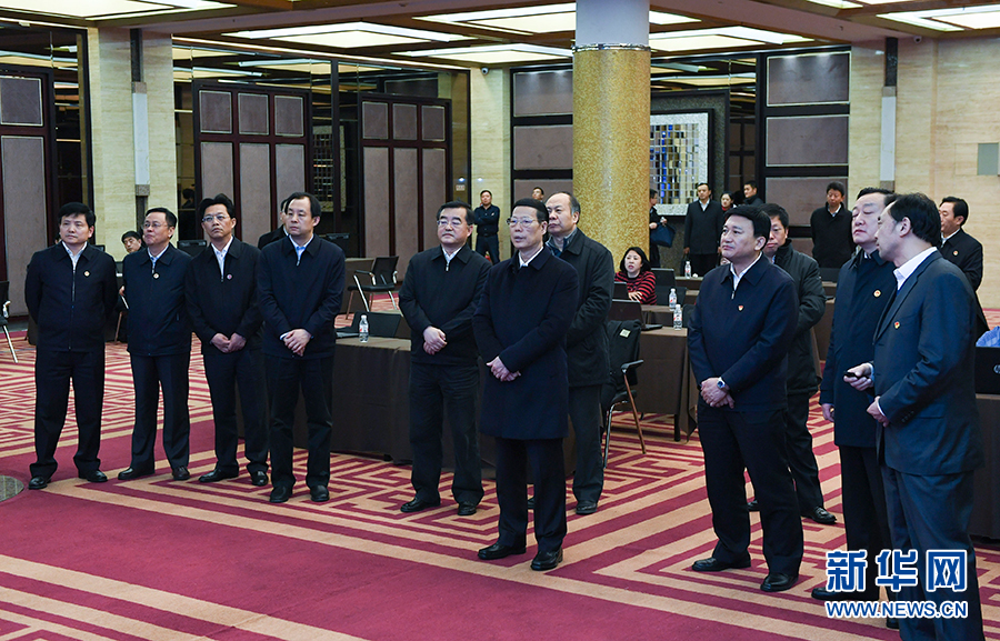 11月14日至15日，國務(wù)院副總理張高麗在黑龍江調(diào)研。這是11月14日，張高麗到黑龍江糧食交易市場了解糧食生產(chǎn)和銷售、糧食產(chǎn)品深加工、政策性儲糧去庫存等工作。 新華社記者 高潔 攝