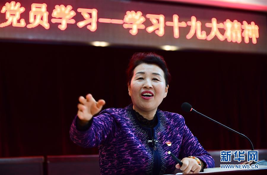 (十九大代表在基層·踏上新征程)(1)吳亞琴:做社區(qū)百姓的貼心人