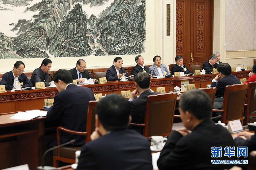 12月23日，十二屆全國(guó)人大常委會(huì)第三十一次會(huì)議舉行分組會(huì)議，審議監(jiān)察法草案二次審議稿等。張德江委員長(zhǎng)參加審議。 新華社記者劉衛(wèi)兵攝