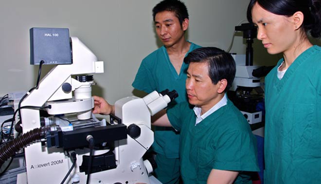 成功實施西南地區(qū)首例試管嬰兒手術(shù)。