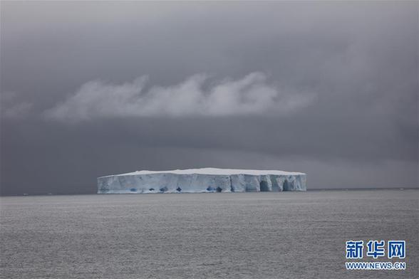 （圖文互動(dòng)）（2）專(zhuān)訪：在南極，最美的藍(lán)冰可能通向死亡&mdash;&mdash;中國(guó)南極科考隊(duì)員講述&ldquo;冰縫驚魂記&rdquo;