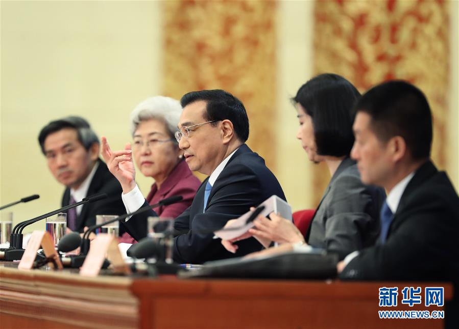 （兩會(huì)&middot;總理記者見(jiàn)面&middot;XHDW）（10）李克強(qiáng)總理與中外記者見(jiàn)面 
