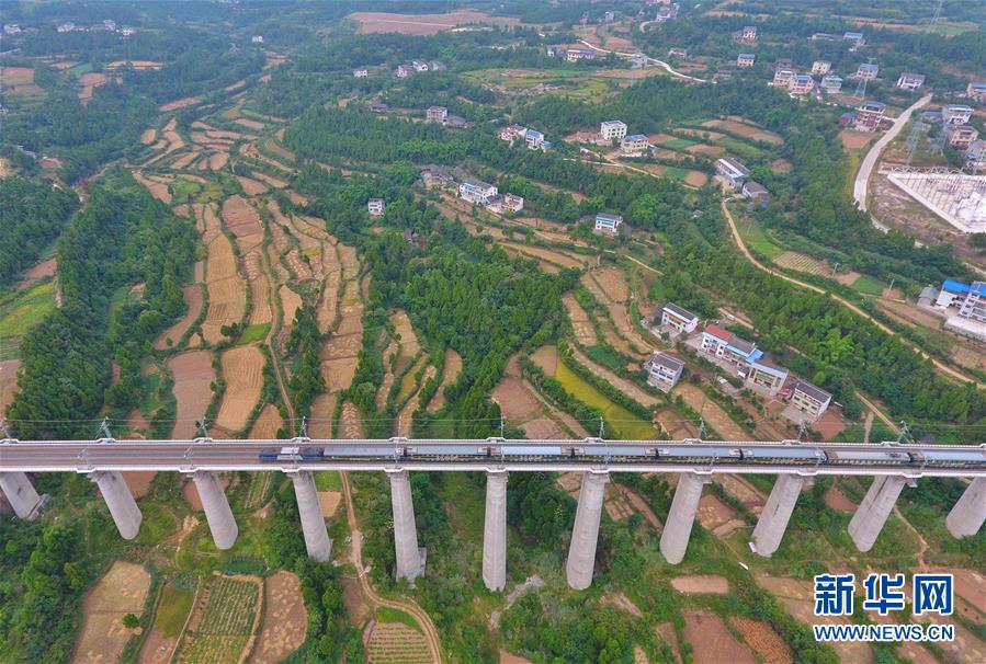 （新華全媒頭條&middot;圖文互動）（6）開啟新征程　譜寫新史詩&mdash;&mdash;以習近平同志為核心的黨中央引領(lǐng)中國特色社會主義進入新時代