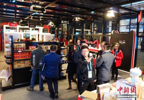 走進(jìn)&ldquo;互聯(lián)網(wǎng)之光&rdquo;博覽會(huì)，無人超市是本次展會(huì)最大的熱點(diǎn)，顧客可用二維碼進(jìn)入超市，實(shí)現(xiàn)全自動(dòng)購物。