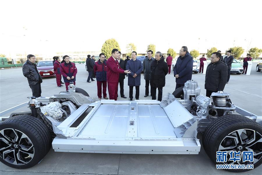 1月9日至10日，國(guó)務(wù)院副總理張高麗在安徽調(diào)研推動(dòng)長(zhǎng)江經(jīng)濟(jì)帶發(fā)展工作。這是1月9日，張高麗在江淮汽車(chē)股份有限公司了解企業(yè)生產(chǎn)經(jīng)營(yíng)和參與國(guó)際產(chǎn)能合作情況。新華社記者 龐興雷 攝