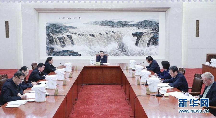 1月22日，中共十二屆全國(guó)人大常委會(huì)黨組在北京召開會(huì)議，認(rèn)真學(xué)習(xí)領(lǐng)會(huì)習(xí)近平總書記在黨的十九屆二中全會(huì)上的重要講話精神，研究全國(guó)人大常委會(huì)貫徹落實(shí)全會(huì)精神、做好憲法修改相關(guān)工作。全國(guó)人大常委會(huì)委員長(zhǎng)、常委會(huì)黨組書記張德江主持會(huì)議并講話。新華社記者 丁林 攝