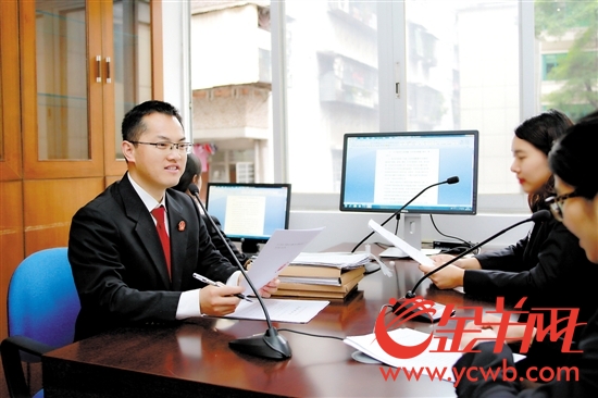 徐玉寶法官(左一)與合議庭成員在語(yǔ)音合議室合議案件