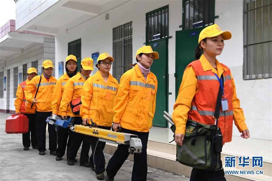 (走基層 聽(tīng)民聲)(1)鐵路線上的“鏗鏘玫瑰”