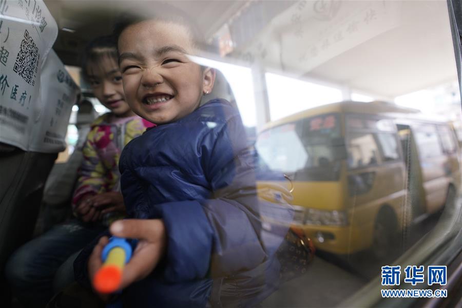 (圖文互動·新華全媒頭條)(3)讓農(nóng)民致富奔小康的道路越走越寬廣——黨的十八大以來以習(xí)近平同志為核心的黨中央關(guān)心農(nóng)村公路發(fā)展紀(jì)實