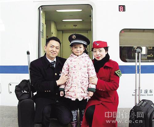 陳剛（左）、肖三英以及女兒陳昱彤的合照。經(jīng)濟日報-中國經(jīng)濟網(wǎng)記者 王軼辰攝