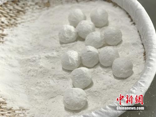 制作元宵時(shí)，首先要將餡料做好，沾上水，再投進(jìn)盛滿糯米粉的笸籮內(nèi)搖。<a target='_blank'  ><p  align=