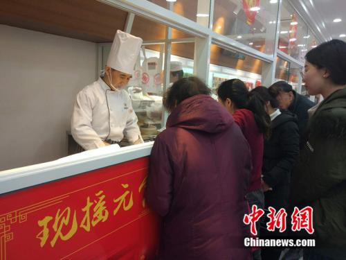 于伯軍的現(xiàn)場展示吸引了不少北京市民圍觀。<a target='_blank'  ><p  align=