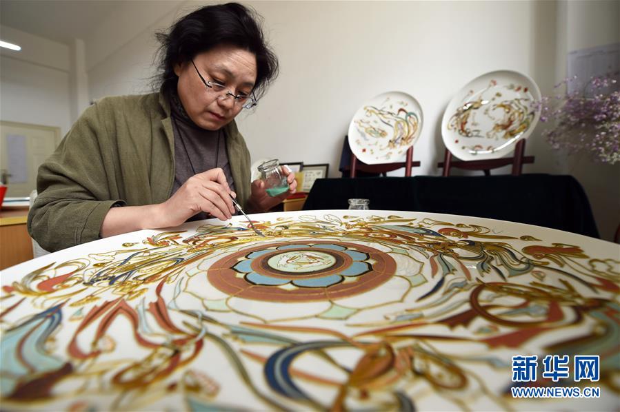 (XHDW)(1)音樂(lè)教師白茜:跨界創(chuàng)作掐絲敦煌壁畫(huà)