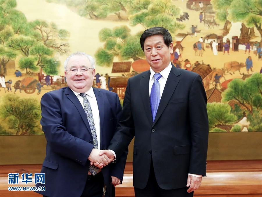 (時(shí)政)栗戰(zhàn)書與愛(ài)爾蘭眾議長(zhǎng)奧法喬爾舉行會(huì)談