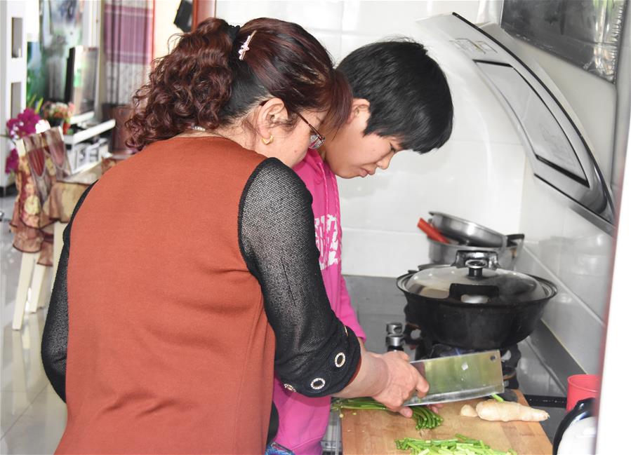 （新華全媒頭條&middot;圖文互動(dòng)）（8）超越血緣的母愛