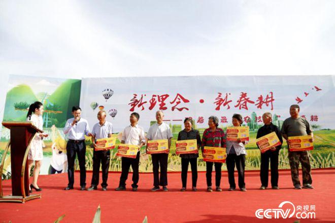 愛(ài)心企業(yè)與貧困農(nóng)戶(hù)結(jié)對(duì)子、送肥料