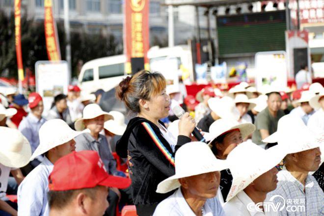 活動(dòng)現(xiàn)場(chǎng)，農(nóng)民搶答問(wèn)題